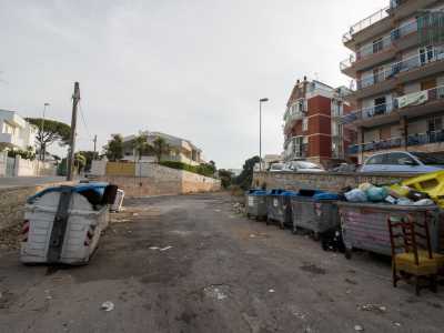 Ci troviamo davanti a un�insulsa opera di costruzione dagli evidenti rischi idrogeologici. Non � un caso che il 27 luglio 2014 un nubifragio abbia causato notevoli danni in questo punto: la lama avrebbe dovuto convogliare l�acqua piovana in mare, ma ha trovato ad ostacolare il suo cammino auto e cassonetti dell�immondizia